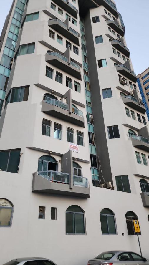 Gulf Building In Front Of Al Noor Mosque Apartment Sharjah Exterior photo